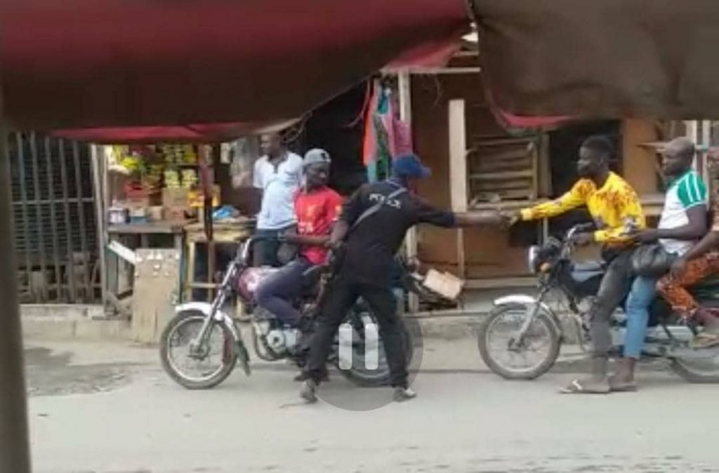 Police officer extorting an okada rider at Bariga