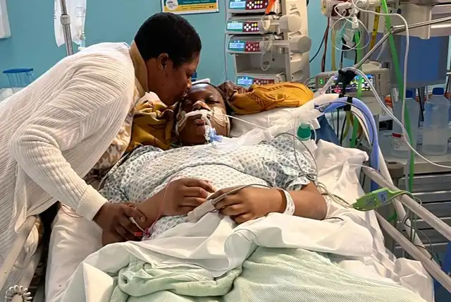 Olakanmi being kissed by her mother in the hospital