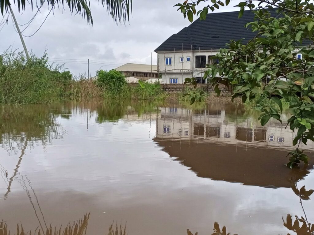 Flooded community in Asaba, Delta State. PHOTO CREDIT: @Cyrax60