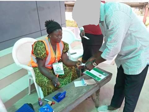 An ad-hoc election official without COVID-19 materials in Osun state.