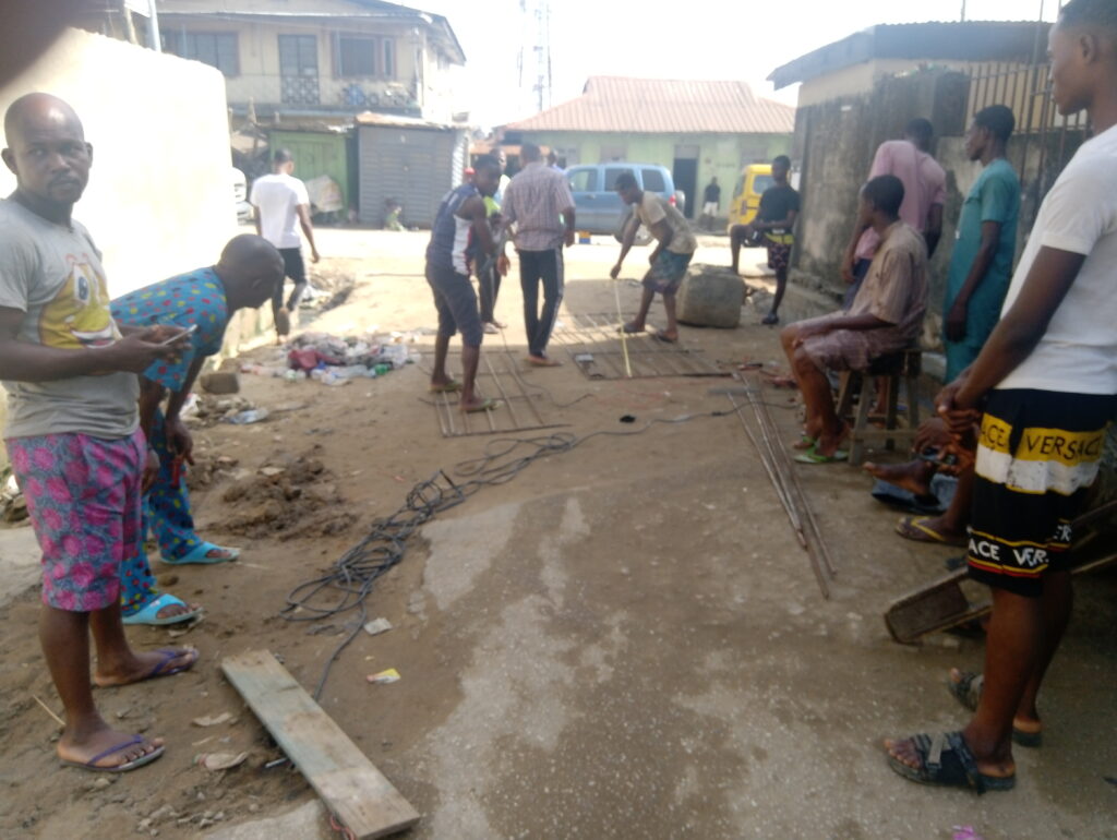 Odusanya residents fixing gates