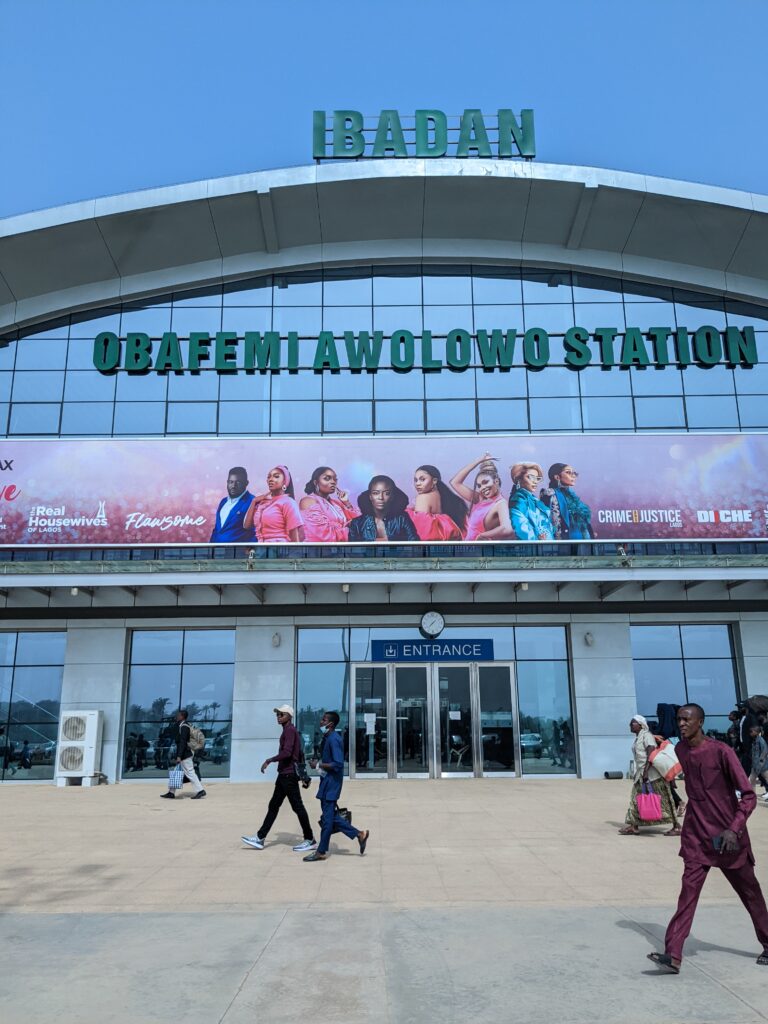 Obafemi Awolowo Station, Moniya