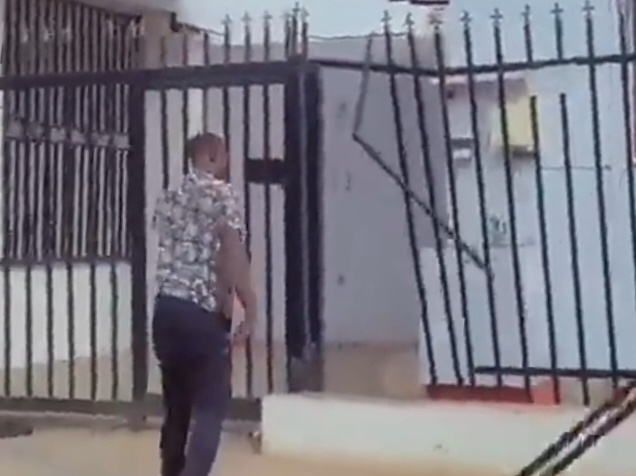 VIDEO: Lagos Residents Storm Into Zenith Bank Over Scarcity of New Naira Notes