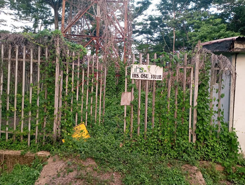 
IHS abandoned mast with site in OAU