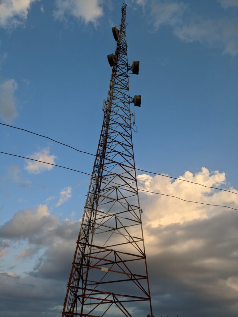 
Abandoned antenna in Tooto
