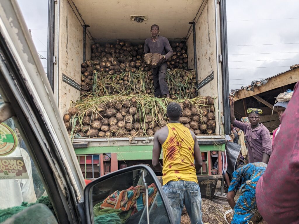 
Some men offloading tubers of yams transported from Ekiti to Lagos