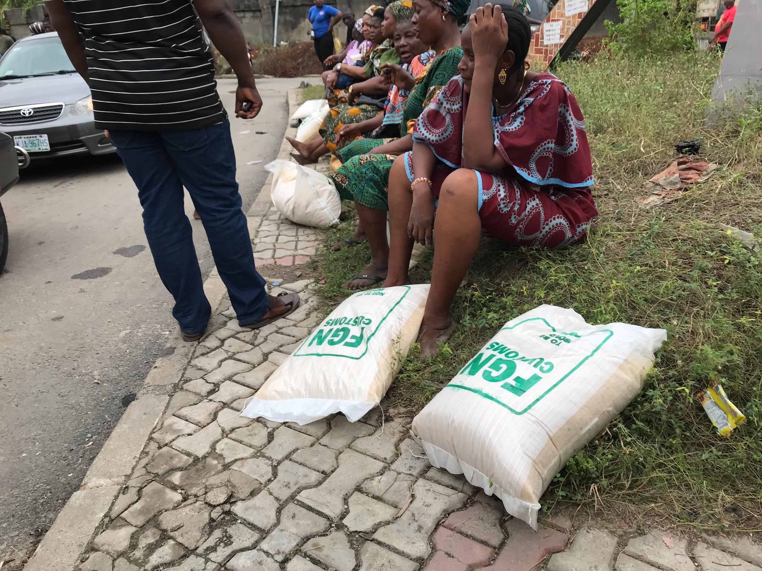 Seriously Bleeding Man Holds On to Bag of Rice at Customs Office (Photos)