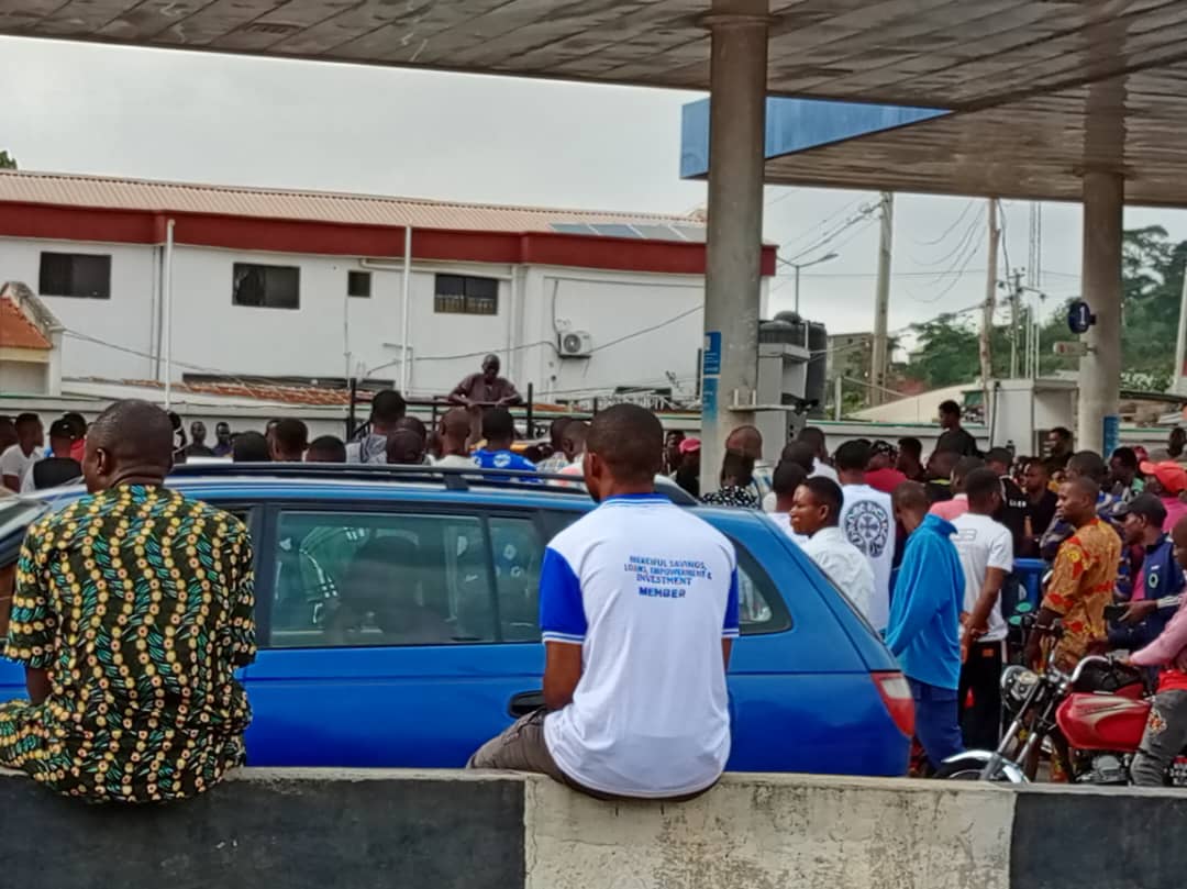 VIDEO: Fuel Scarcity Hits Osun, Ekiti as Petrol Sells for N800 Per Litre