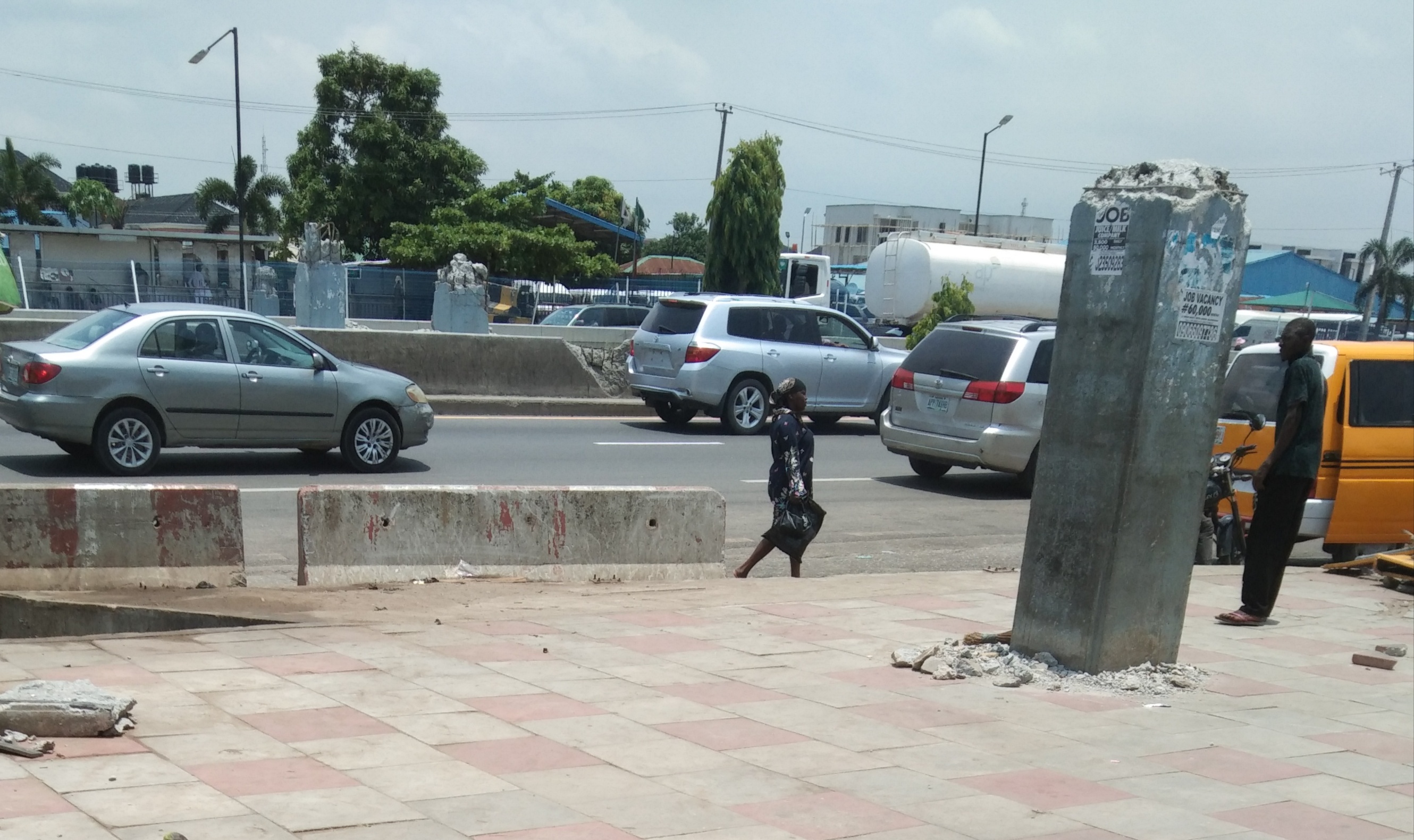 4 Months After Bridge Collapse, Lagos Pedestrians Risk Their Lives to Cross Alapere Expressway