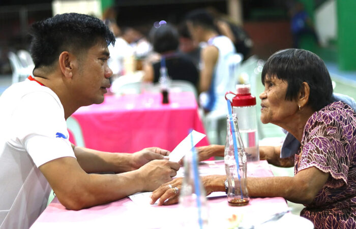 Butuaton Talk. Butuan Vice Mayor Lawrence Fortun (left) converses in pure Butuanon with an 84-year-old woman in Barangay Babag, Butuan City.