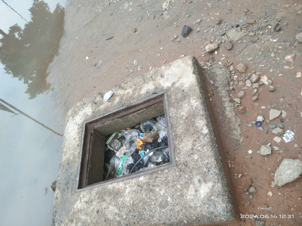Another dirt-filled open manhole at Onipanu
Photo Credit: Abimbola Abatta//FIJ