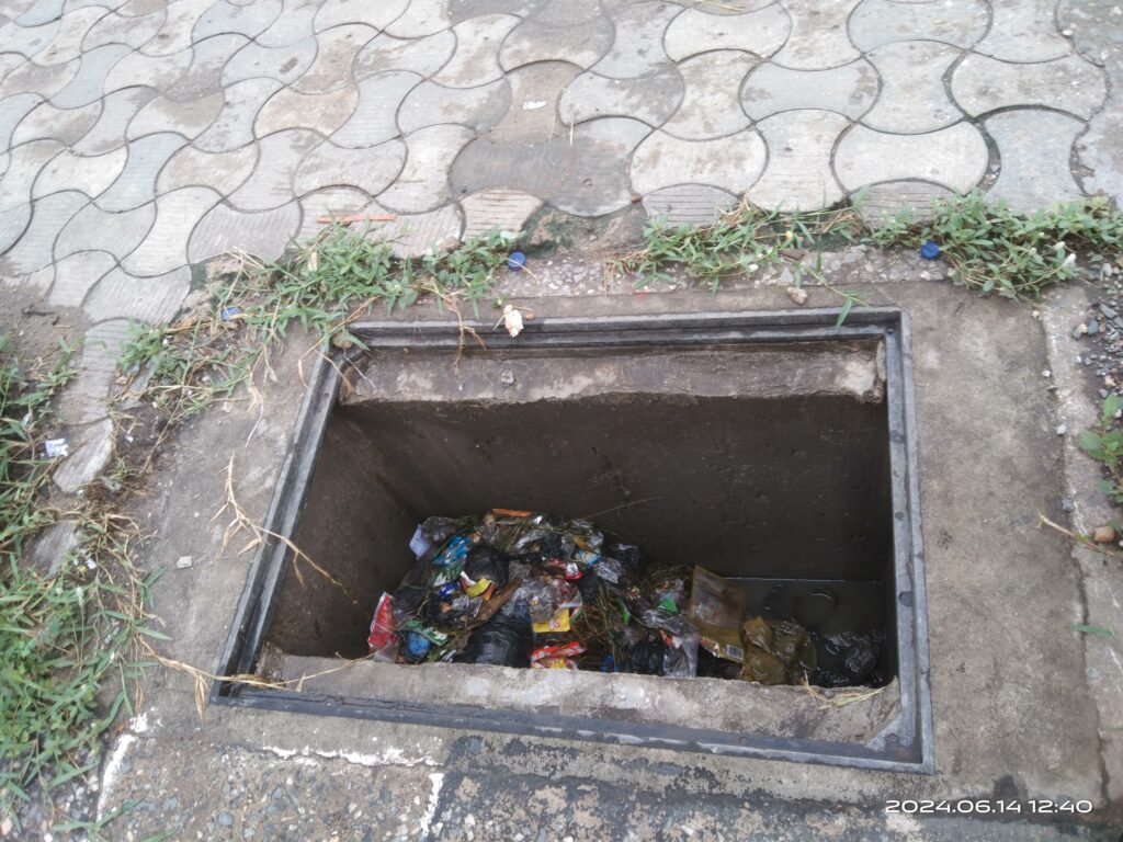 Dirt-filled open manhole at Onipanu
Photo Credit: Abimbola Abatta//FIJ