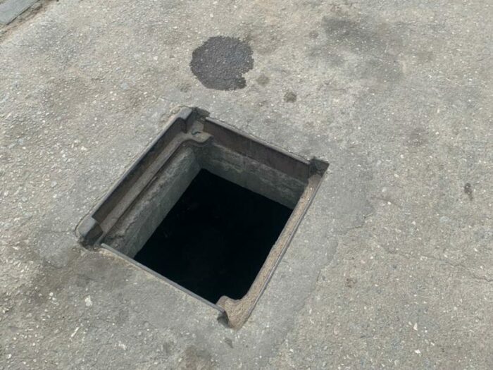 An open manhole at Surulere